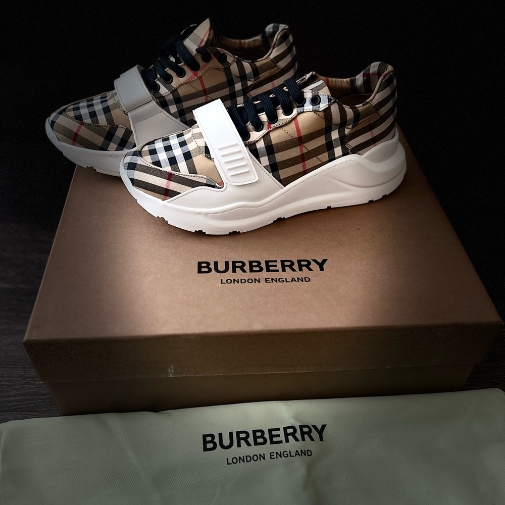 Burberry Regis Low-top sneakers. Size 5 (UK) / 39 (Eur). Color - Antique Yellow.